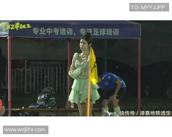 侯默化身足球明星女生展现青春活力与运动魅力 侯默化身足球明星女生展现青春活力与运动魅力