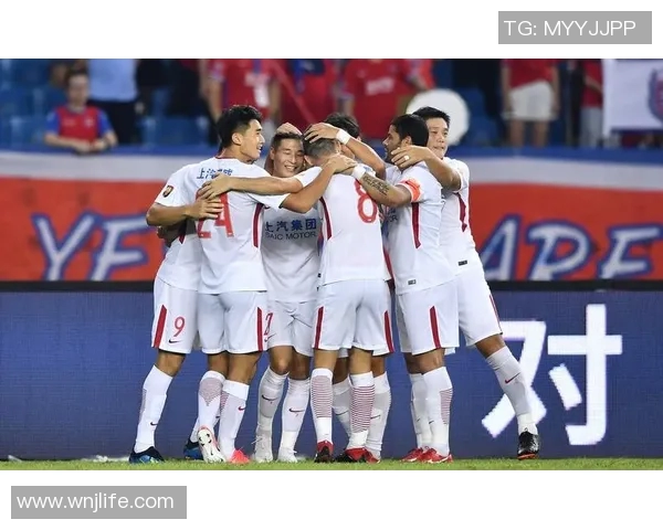 深圳与上港激战正酣比分悬念不断球迷热情高涨期待精彩瞬间